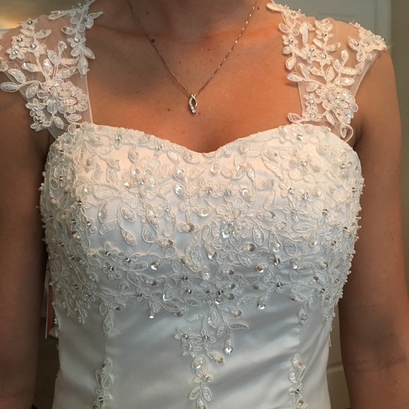 Size 4 never been worn or altered wedding dress! - Picture 6 of 7